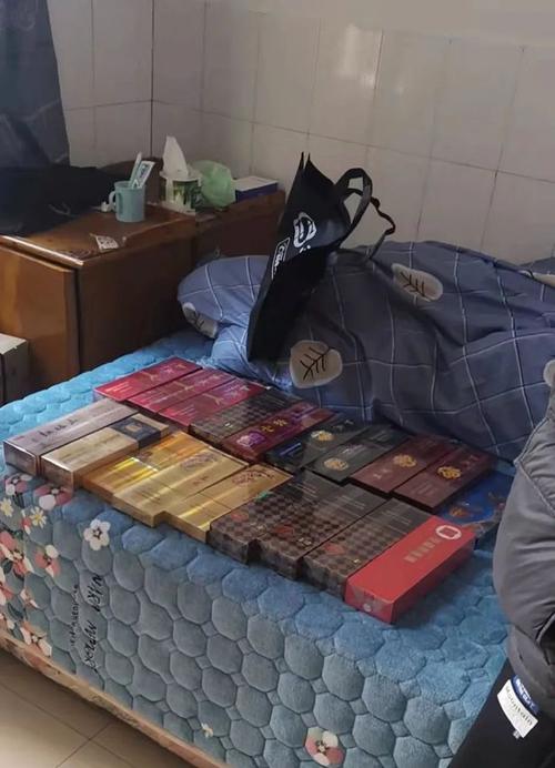 戴人皮面具入室盗窃,