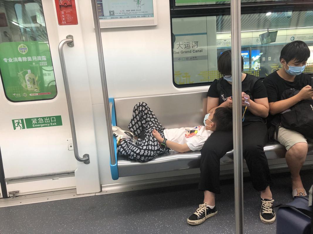 带不同小孩地铁乞讨,地铁带两个小孩