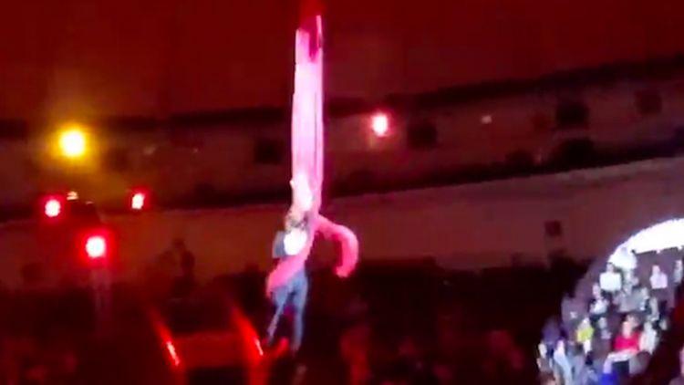 杂技演员表演中摔落,杂技演员表演中摔落的是谁